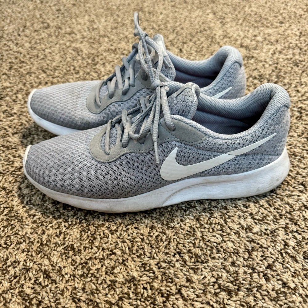Men’s Nike Athletic Tennis Shoe, size 10, gray